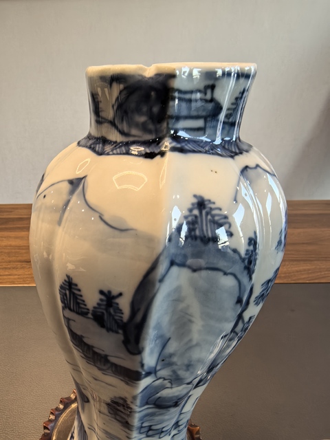 古玩陶瓷康熙翠毛藍青花山水人物花口瓶拍賣，當前價格4500元