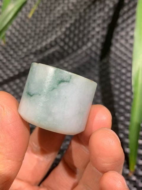 古玩玉器清代翡翠雕“素紋扳指”拍賣,當(dāng)前價(jià)格3300元