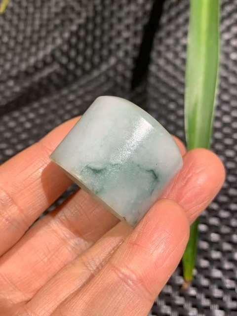 古玩玉器清代翡翠雕“素紋扳指”拍賣,當(dāng)前價(jià)格3300元