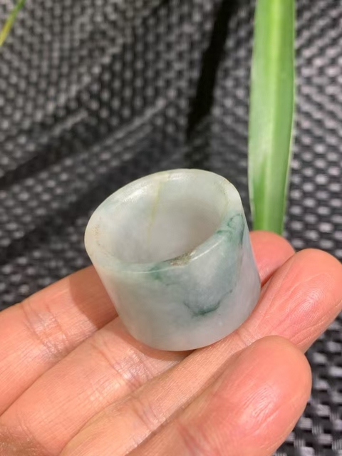 古玩玉器清代翡翠雕“素紋扳指”拍賣,當(dāng)前價(jià)格3300元