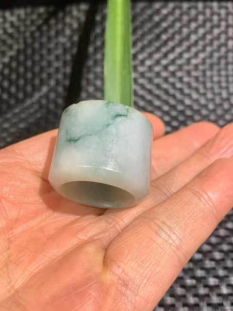 古玩玉器清代翡翠雕“素紋扳指”拍賣,當(dāng)前價(jià)格3300元