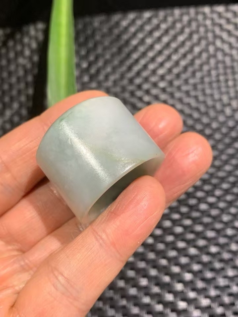 古玩玉器清代翡翠雕“素紋扳指”拍賣,當(dāng)前價(jià)格3300元