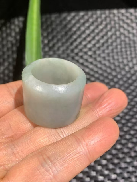 古玩玉器清代翡翠雕“素紋扳指”拍賣,當(dāng)前價(jià)格3300元