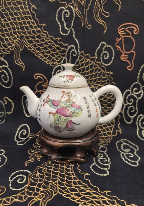 古玩陶瓷道光粉彩無雙譜人物茶壺拍賣,當(dāng)前價(jià)格8888元