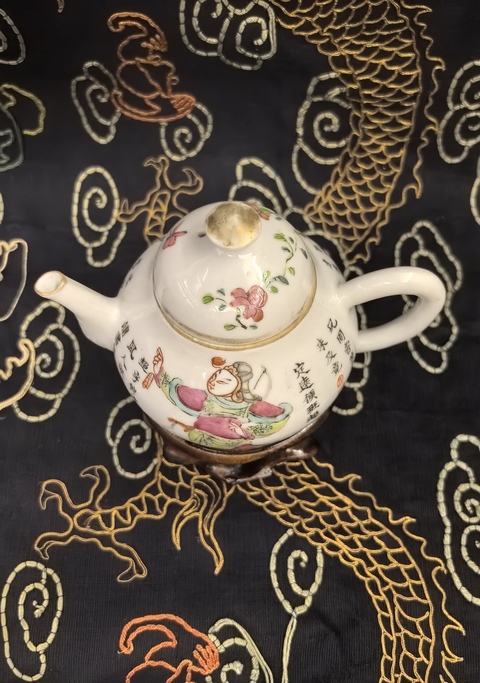 古玩陶瓷道光粉彩無雙譜人物茶壺拍賣,當(dāng)前價(jià)格8888元