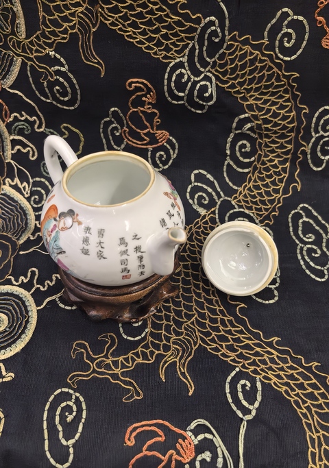 古玩陶瓷道光粉彩無雙譜人物茶壺拍賣,當(dāng)前價(jià)格8888元