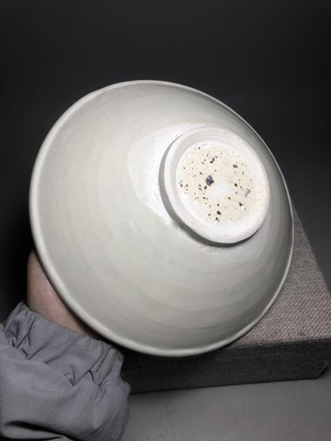 古玩陶瓷五代至北宋,白釉大唇口碗拍賣,當(dāng)前價格2000元