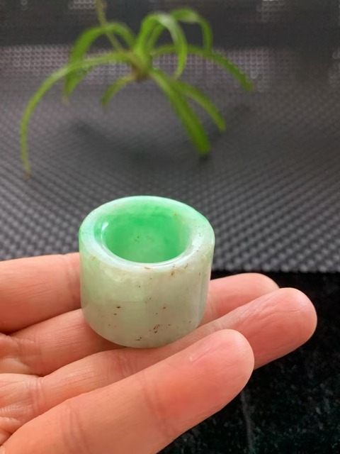 古玩玉器(陽綠的哦)清代正陽綠翡翠雕“素紋扳指”拍賣,當前價格18000元