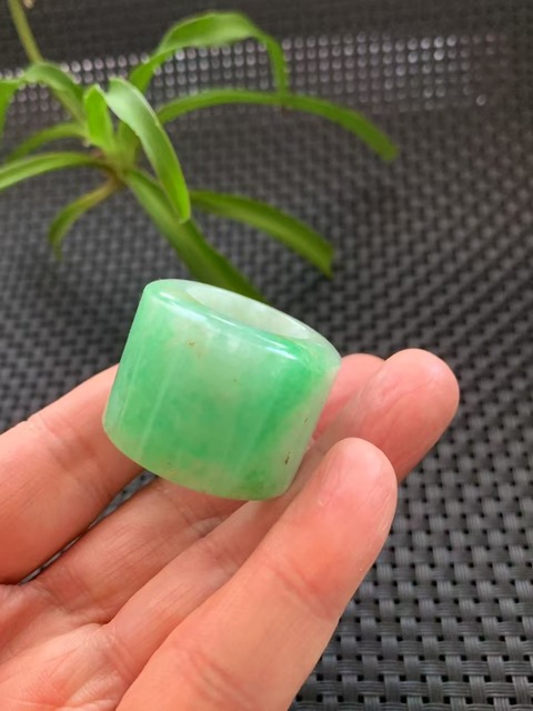 古玩玉器(陽綠的哦)清代正陽綠翡翠雕“素紋扳指”拍賣,當前價格18000元
