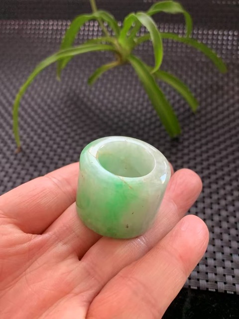 古玩玉器(陽綠的哦)清代正陽綠翡翠雕“素紋扳指”拍賣,當前價格18000元
