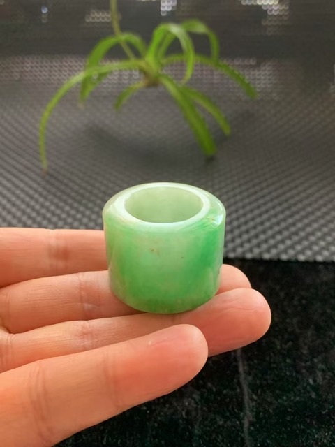 古玩玉器(陽綠的哦)清代正陽綠翡翠雕“素紋扳指”拍賣,當前價格18000元