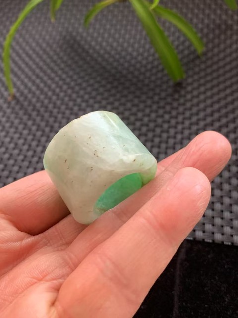 古玩玉器(陽綠的哦)清代正陽綠翡翠雕“素紋扳指”拍賣,當前價格18000元
