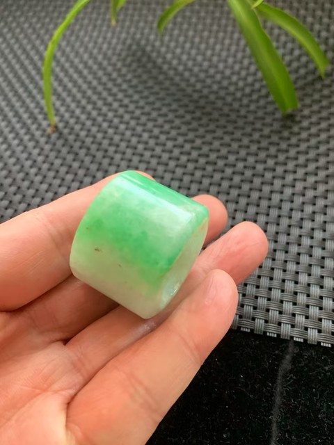 古玩玉器(陽綠的哦)清代正陽綠翡翠雕“素紋扳指”拍賣,當前價格18000元