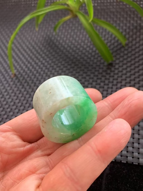 古玩玉器(陽綠的哦)清代正陽綠翡翠雕“素紋扳指”拍賣,當前價格18000元