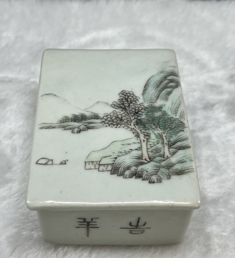 古玩陶瓷粉彩山水四方印盒拍賣,當(dāng)前價(jià)格3800元