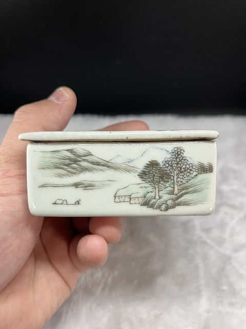 古玩陶瓷粉彩山水四方印盒拍賣,當(dāng)前價(jià)格3800元