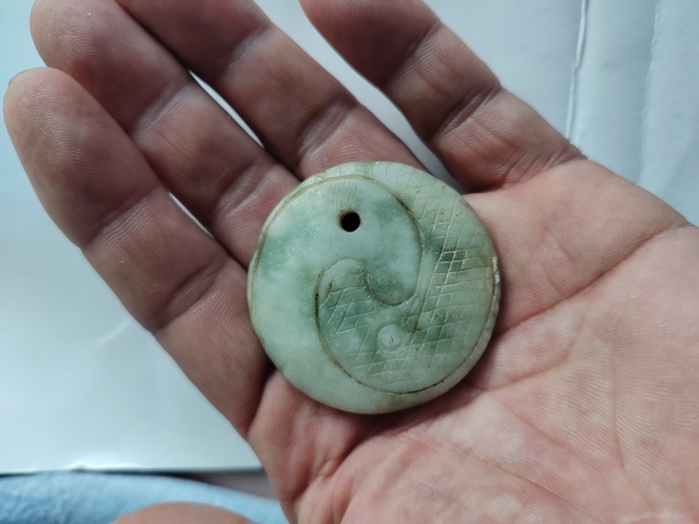 古玩玉器獨(dú)山玉雕“八卦牌”拍賣，當(dāng)前價(jià)格77元