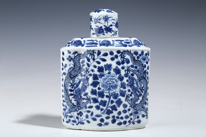 古玩陶瓷晚清·精品雙龍大號青花紋茶葉罐拍賣,當(dāng)前價(jià)格7500元
