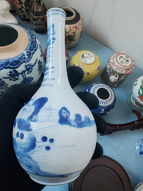 古玩陶瓷清中期青花山水紋膽瓶拍賣,當(dāng)前價格2280元