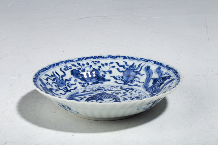 古玩陶瓷清康熙·青花魚藻紋花口碟真品鑒賞圖