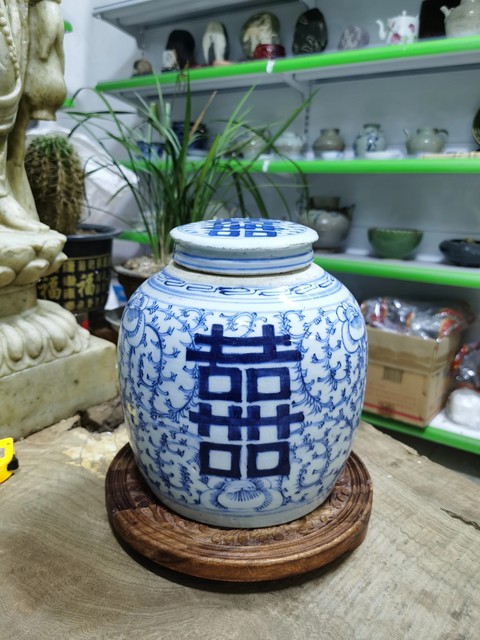 古玩陶瓷清中期纏枝花囍字青花罐(沒有蓋子)拍賣,當前價格0元