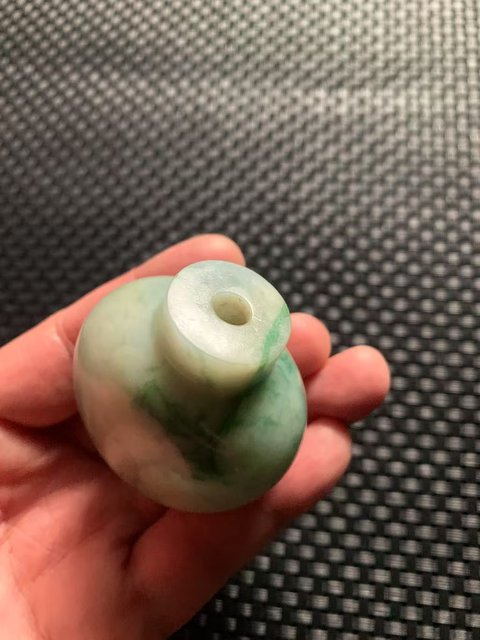 古玩玉器清代天然翡翠雕“素紋鼻煙壺”拍賣,當(dāng)前價(jià)格21000元