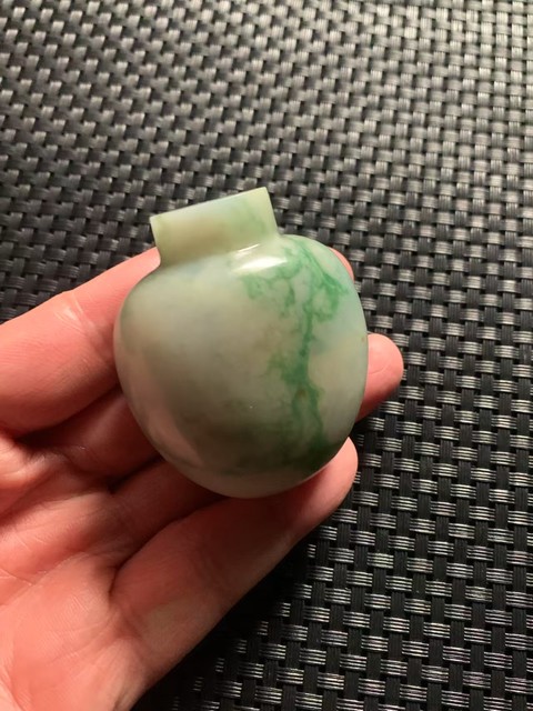 古玩玉器清代天然翡翠雕“素紋鼻煙壺”拍賣,當(dāng)前價(jià)格21000元