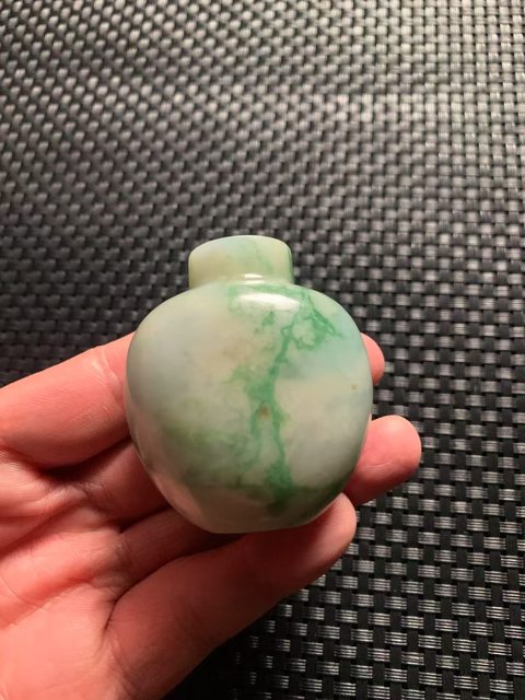 古玩玉器清代天然翡翠雕“素紋鼻煙壺”拍賣,當(dāng)前價(jià)格21000元