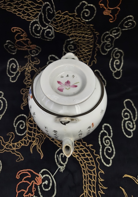 古玩陶瓷道光粉彩無雙譜人物茶壺拍賣,當前價格9888元