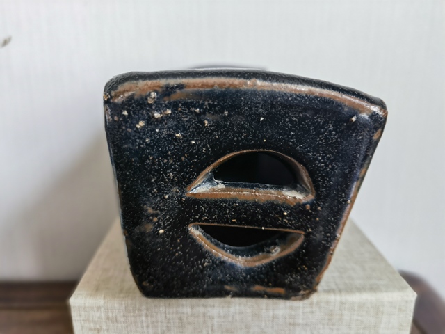 古玩陶瓷磁州窯鏤空瓷枕拍賣，當(dāng)前價(jià)格2000元