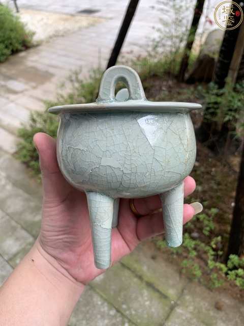 古玩陶瓷館藏級精品南宋龍泉青瓷鼎式爐拍賣，當前價格9998元