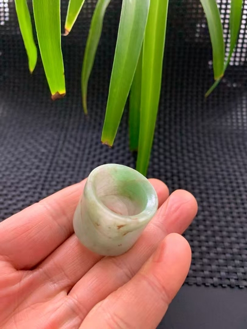 古玩玉器清代翡翠雕“素紋扳指”拍賣,當(dāng)前價(jià)格3300元