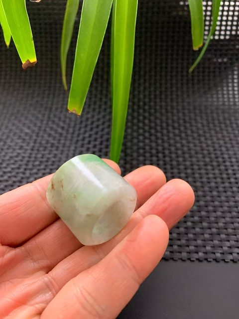 古玩玉器清代翡翠雕“素紋扳指”拍賣,當(dāng)前價(jià)格3300元