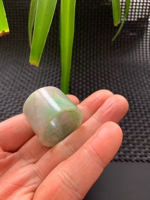 古玩玉器清代翡翠雕“素紋扳指”拍賣,當(dāng)前價(jià)格3300元