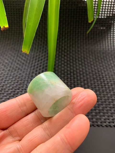 古玩玉器清代翡翠雕“素紋扳指”拍賣,當(dāng)前價(jià)格3300元