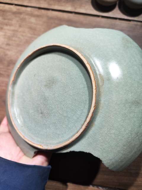 古玩陶瓷龍泉青瓷刻線(xiàn)條紋盤(pán)拍賣(mài),當(dāng)前價(jià)格0元