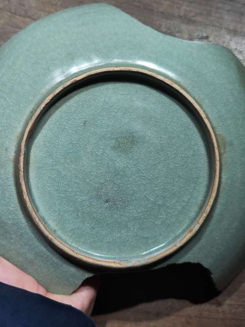 古玩陶瓷龍泉青瓷刻線(xiàn)條紋盤(pán)拍賣(mài),當(dāng)前價(jià)格0元