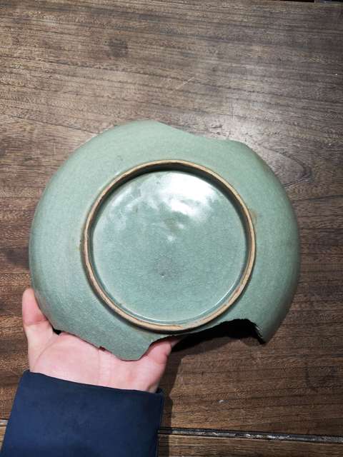 古玩陶瓷龍泉青瓷刻線(xiàn)條紋盤(pán)拍賣(mài),當(dāng)前價(jià)格0元