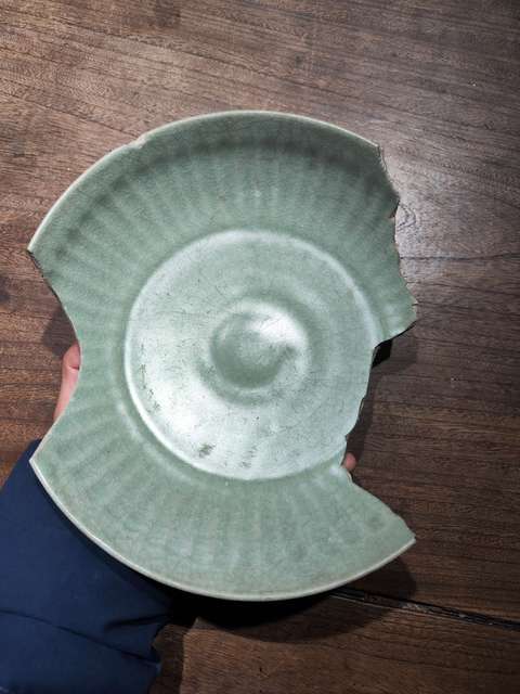 古玩陶瓷龍泉青瓷刻線(xiàn)條紋盤(pán)拍賣(mài),當(dāng)前價(jià)格0元