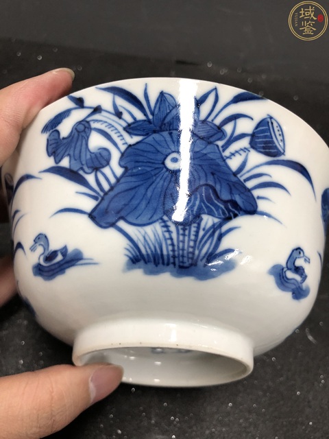 古玩陶瓷清晚期·青花荷池鴛鴦紋(滿池嬌)蓋碗拍賣,當前價格2180元