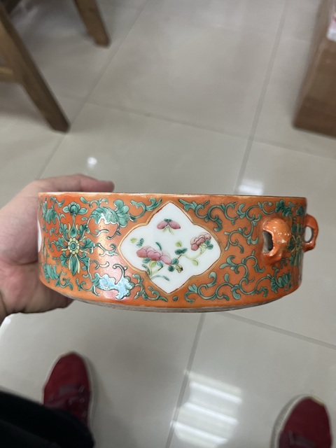 古玩陶瓷礬紅粉彩開窗花卉節(jié)盒拍賣，當(dāng)前價(jià)格8500元
