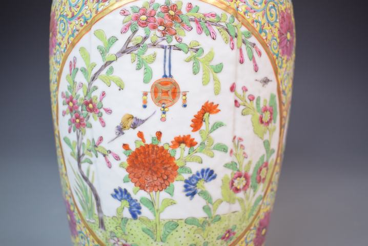 古玩陶瓷清晚期粉彩花卉人物紋獅耳包袱口瓶一對拍賣，當(dāng)前價格2864元