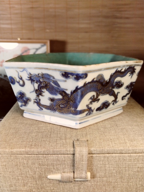 古玩陶瓷青花描金龍紋六方水洗拍賣，當前價格23000元