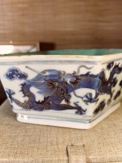古玩陶瓷青花描金龍紋六方水洗拍賣，當前價格23000元
