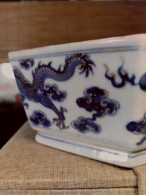 古玩陶瓷青花描金龍紋六方水洗拍賣，當前價格23000元