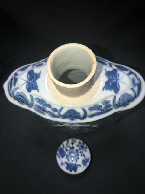 古玩陶瓷晚清·精品雙龍大號青花紋茶葉罐拍賣,當(dāng)前價(jià)格7500元