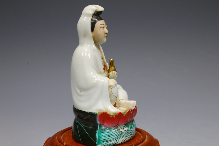 古玩陶瓷民國時(shí)期·粉彩白釉風(fēng)帽觀音坐蓮花臺(tái)造像真品鑒賞圖