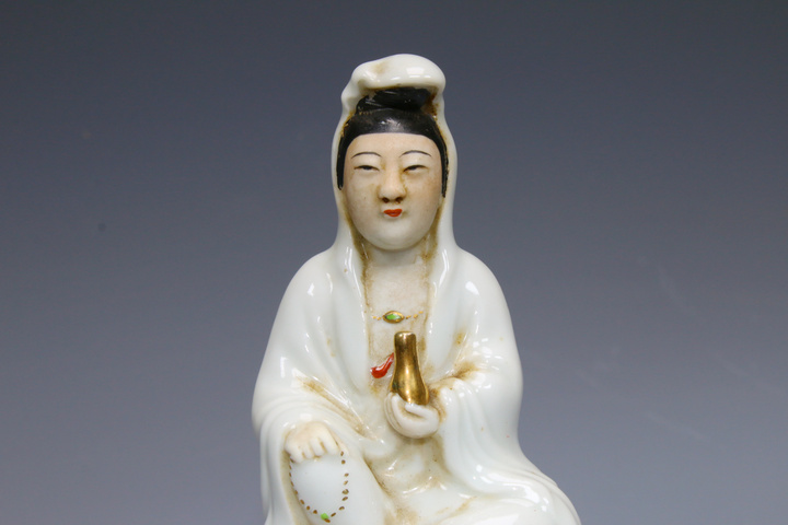 古玩陶瓷民國時(shí)期·粉彩白釉風(fēng)帽觀音坐蓮花臺(tái)造像真品鑒賞圖
