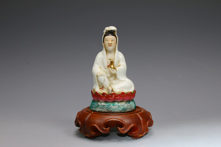 古玩陶瓷民國時(shí)期·粉彩白釉風(fēng)帽觀音坐蓮花臺(tái)造像真品鑒賞圖
