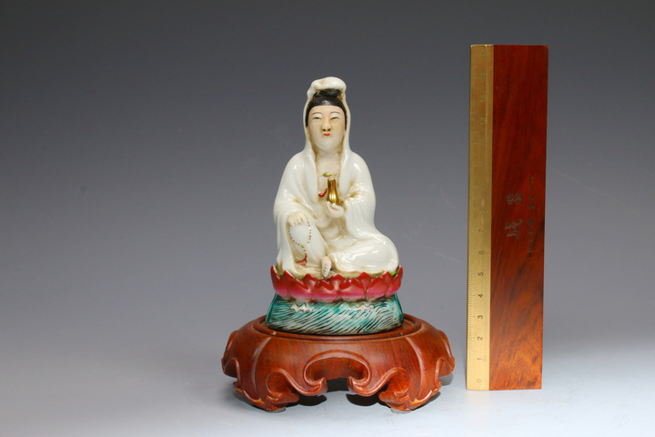 古玩陶瓷民國時(shí)期·粉彩白釉風(fēng)帽觀音坐蓮花臺(tái)造像真品鑒賞圖
